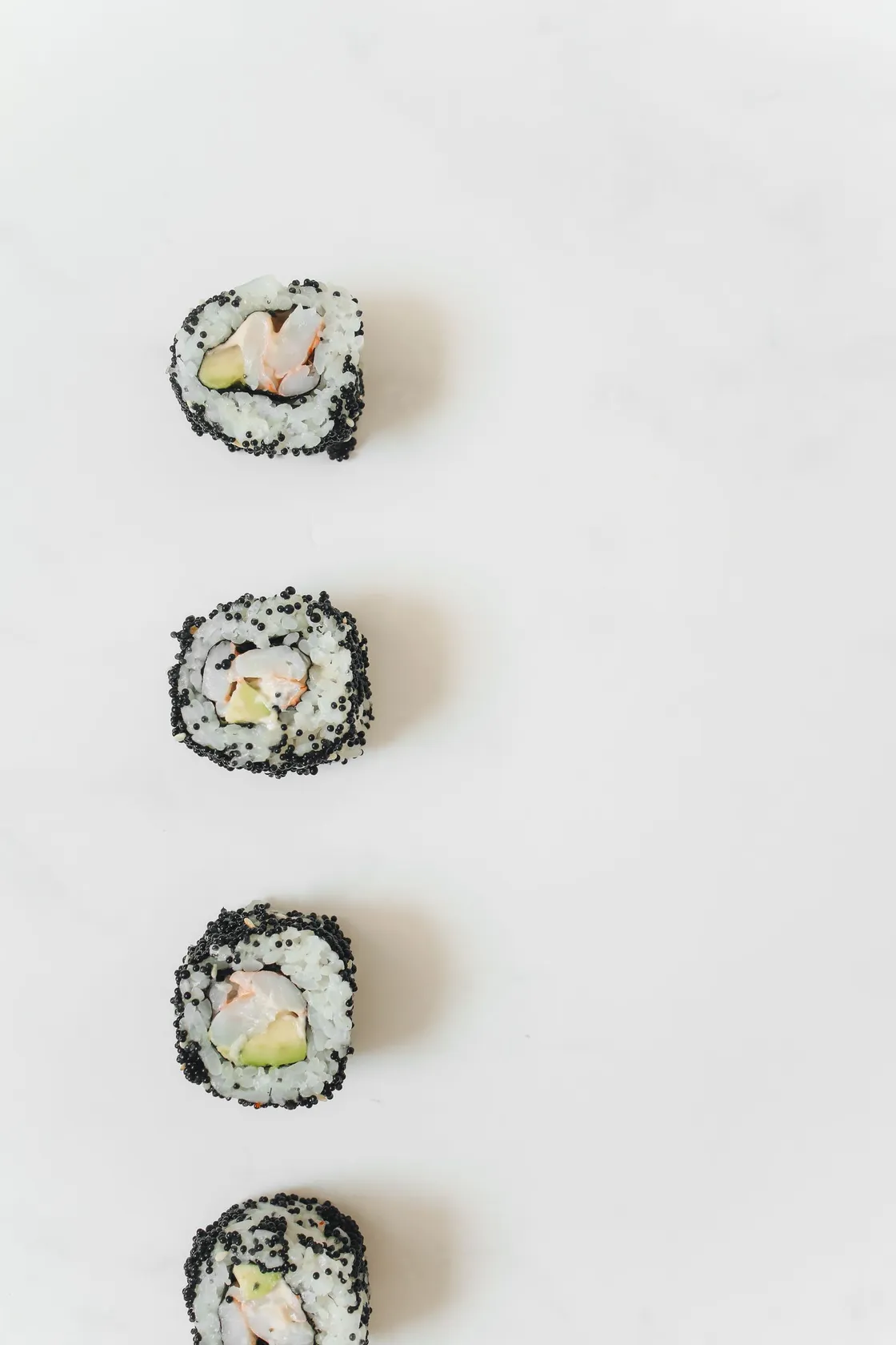 Columna de rolls con tobiko negro