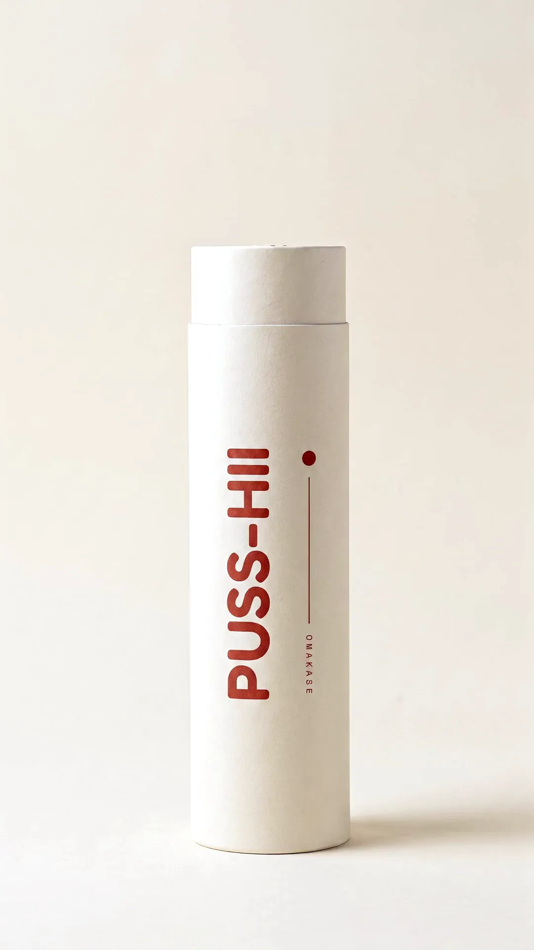 Tubo Puss-hii con un roll uramaki asomando